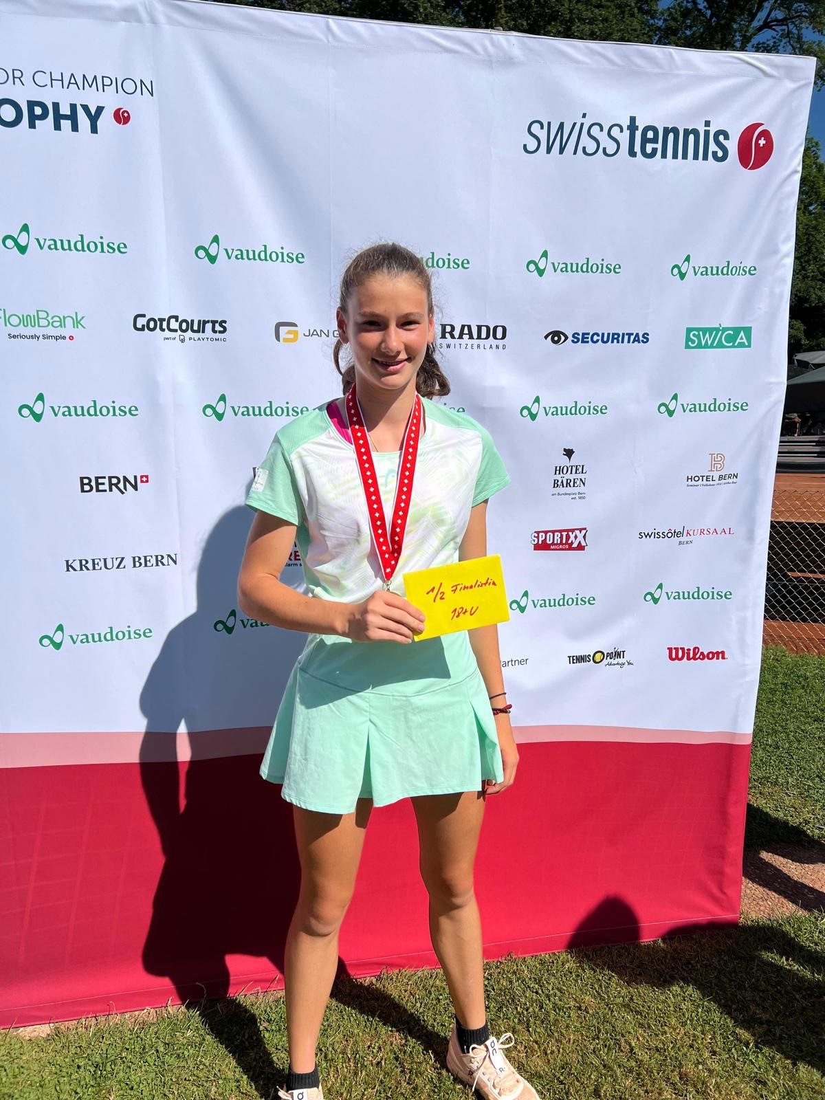 Zoe Kägi mit Medaille an der Sommer-SM 18&U